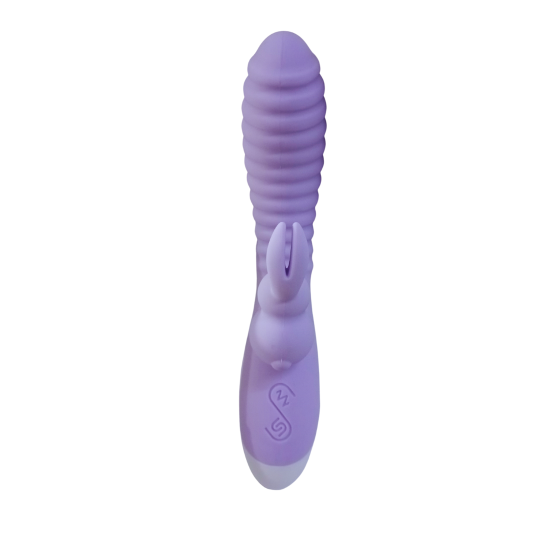 Vibrador conejo recargable de silicona en color lavanda, vista frontal