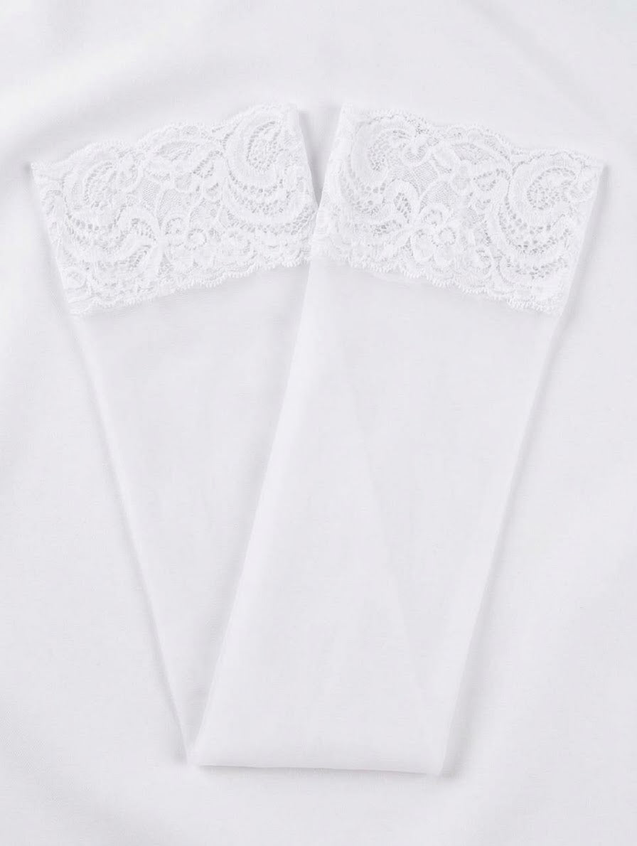 Medias blancas con detalle de encaje floral