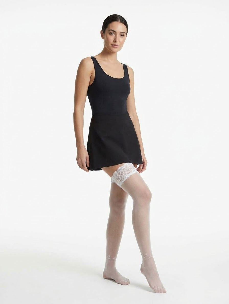 Medias blancas arriba de la rodilla con encaje floral